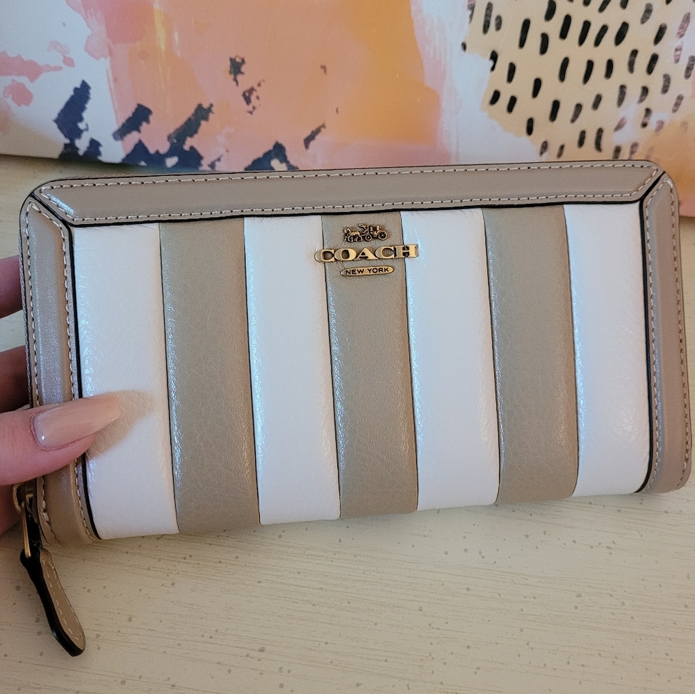 Coach quilted accent zipper walet